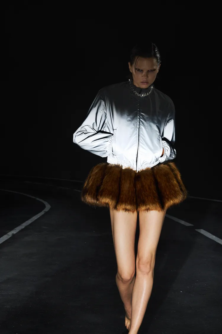 alexanderwang反光緊身銀色運動夾克，2萬2800元。品牌提供