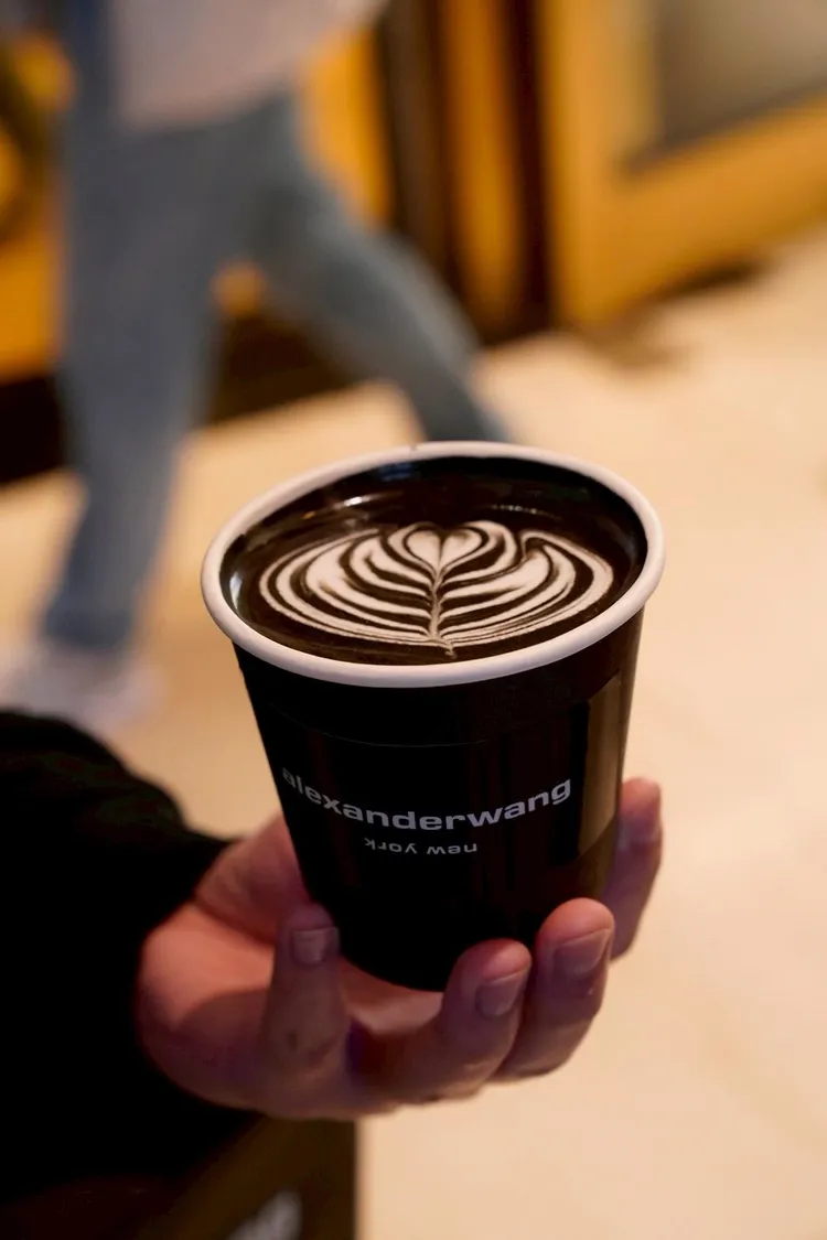 alexanderwang也與台灣拉花冠軍林奐推出限定飲品。品牌提供