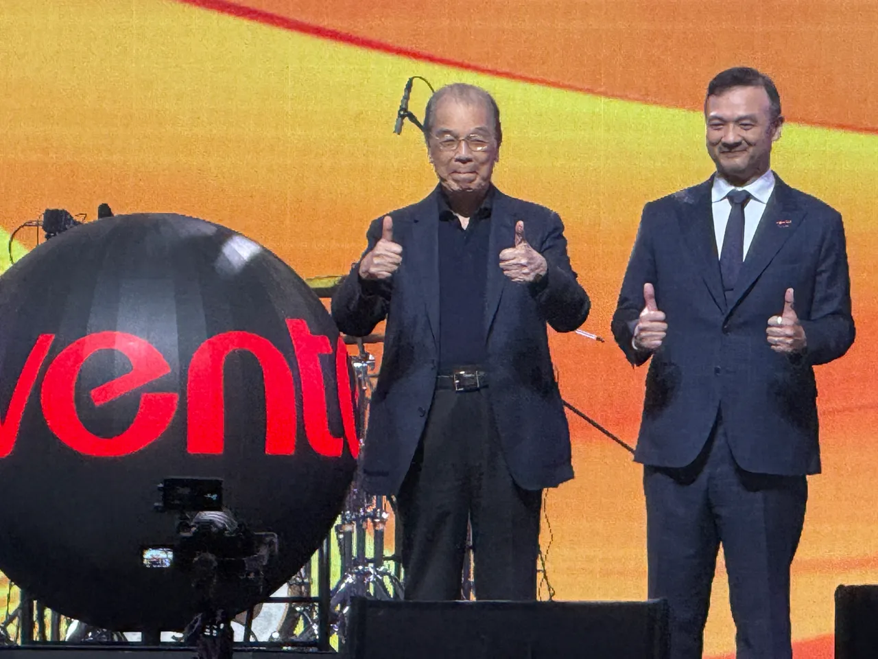 英業達集團會長葉國一（左）、董事長葉力誠（右）約6,000名同仁齊聚一堂。呂承哲攝