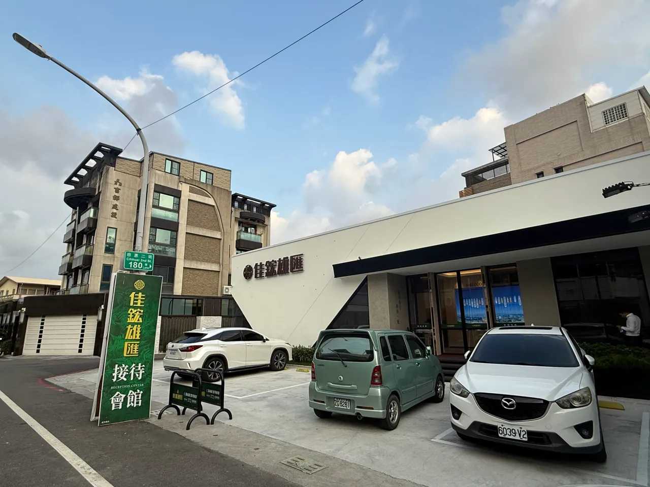 「佳鋐雄匯」將仁武區房價重新定錨，讓許多其他建商建案買氣十分冷清。葉家銘攝