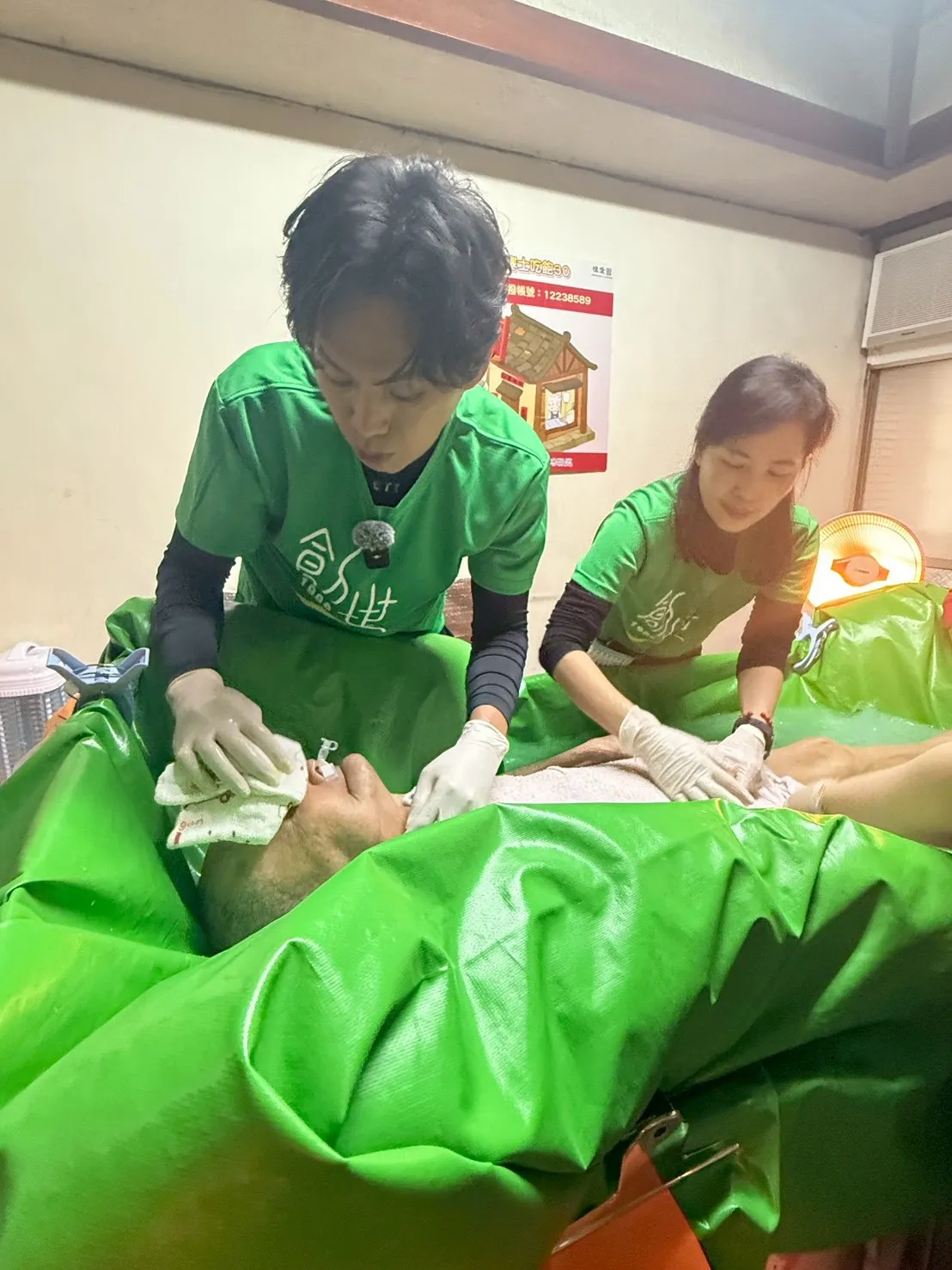 黃鐙輝到宅關懷王爺爺，並協助原床泡澡。創世公關提供