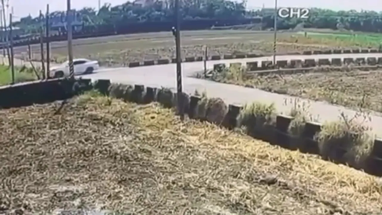 蔡男犯案後駕車伴屍逃離，自撞路旁電線桿被逮。翻攝畫面 資照