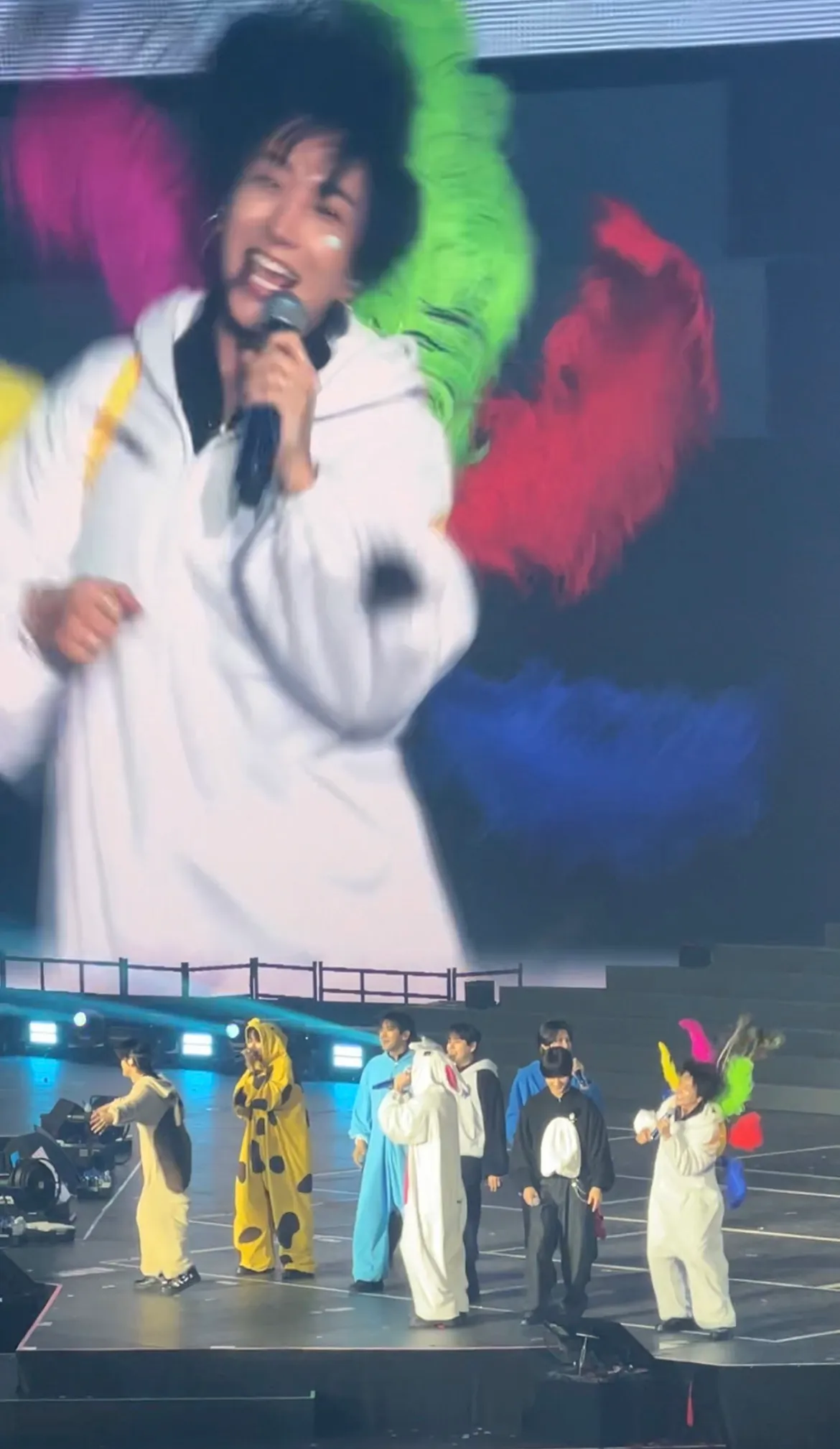 希澈的孔雀羽毛突然變到利特身上。讀者提供