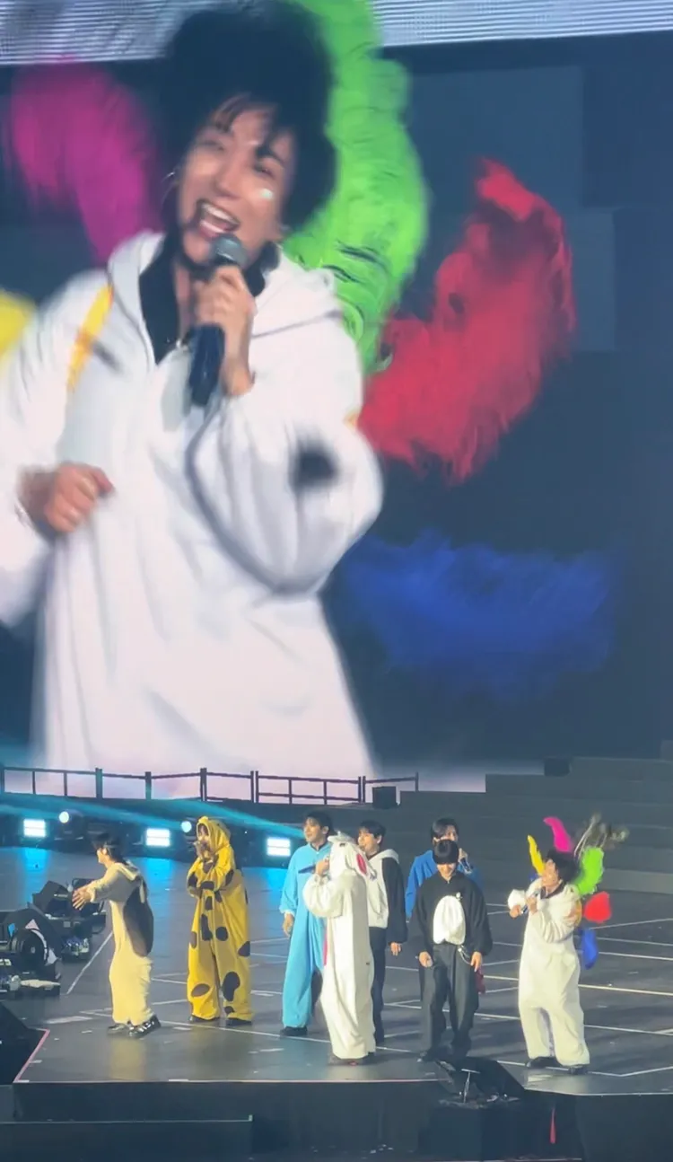 希澈的孔雀羽毛突然變到利特身上。讀者提供