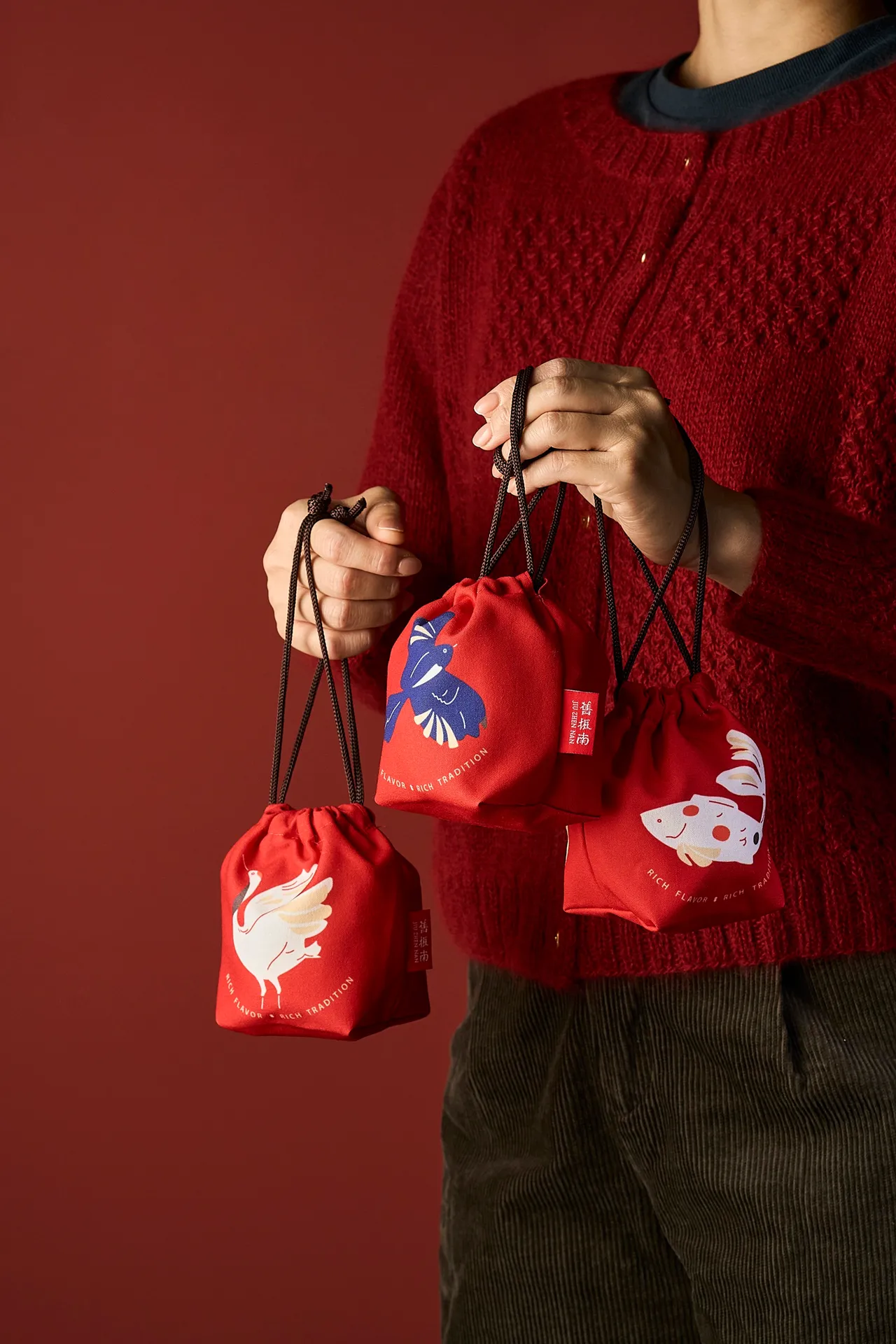 舊振南「福運好袋」以束口袋收藏過年最受歡迎的零嘴選擇，不僅兼顧攜帶便利性與可重複使用的環保價值，包裝更融入趣味吉祥意象。舊振南提供