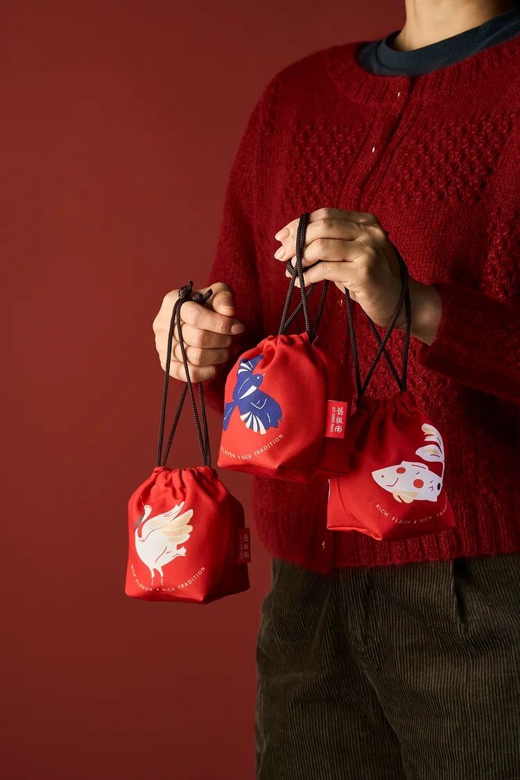 舊振南「福運好袋」以束口袋收藏過年最受歡迎的零嘴選擇，不僅兼顧攜帶便利性與可重複使用的環保價值，包裝更融入趣味吉祥意象。舊振南提供