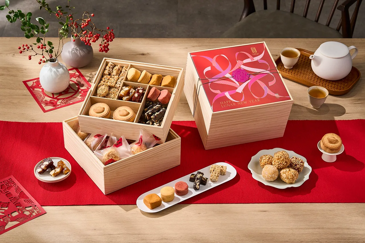 舊振南「百福多寶盒」精選腰果酥、茂谷酥等多款年味小點，以及新作「法式水果軟糖」、「草莓桑葚酥」，一次滿足鹹甜味蕾期待。舊振南提供
