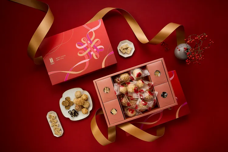 舊振南「金玉滿堂禮盒」匯聚花生粩、杏仁粩、芝麻粩、棗泥核桃糕等堅果控熱愛美味，是過年圍爐後或馬拉松追劇時刻最對味的零嘴陣容。舊振南提供