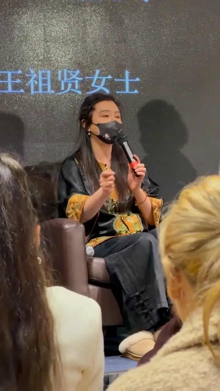 王祖賢穿著中式服裝侃侃而談。翻攝好運陳瓜瓜微博