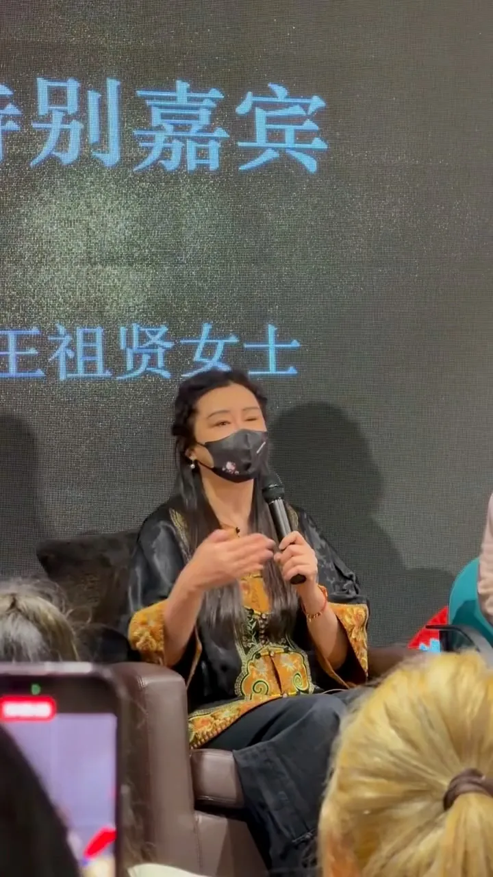 王祖贤当天左眼几乎睁不开。翻摄好运陈瓜瓜微博