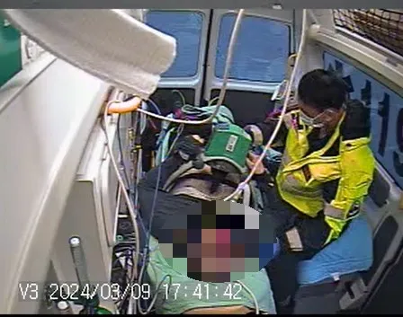 救護人員在救護車上持續對Jason以AED電擊搶救。台中市消防局提供