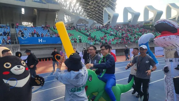 陳其邁恰巧「交棒」給邱議瑩引發聯想。中央社