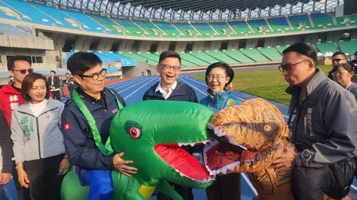 高雄市长3参选人同框　陈其迈「交棒」给这位！引爆联想