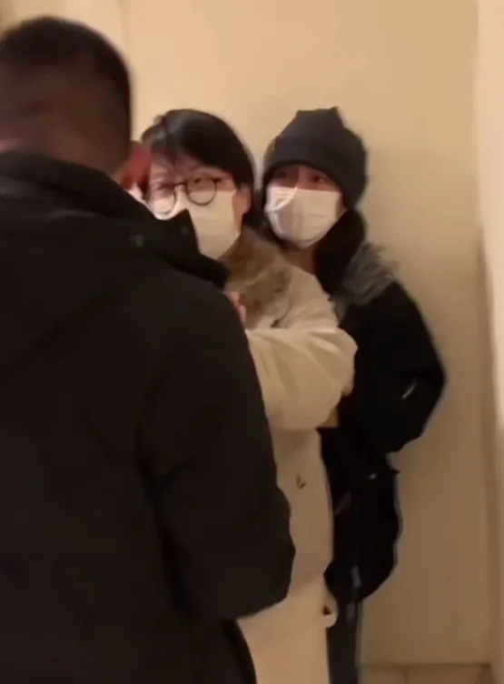 文淇（右）被逼入牆角，女導演擋住私生粉。翻攝微博