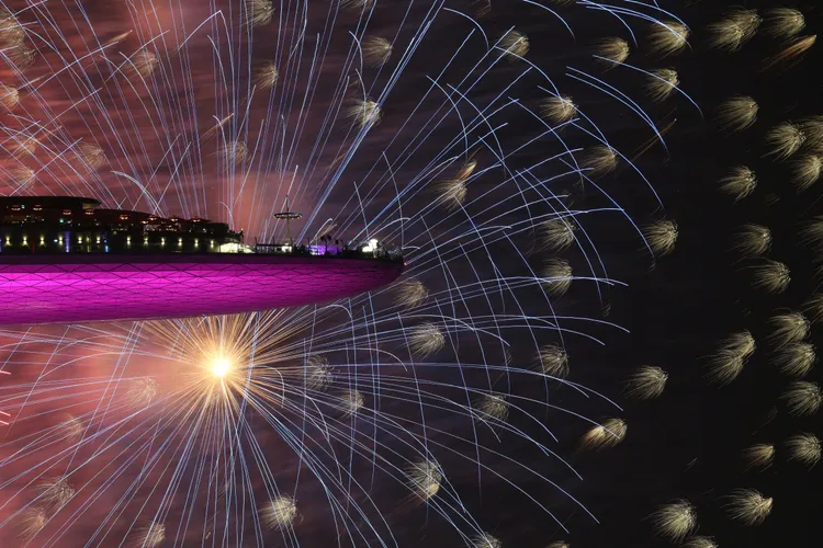 新加坡著名金沙酒店施放煙火，畫面美不勝收。美聯社