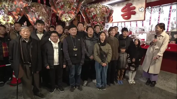 日本民眾聚集做新年第一次參拜。