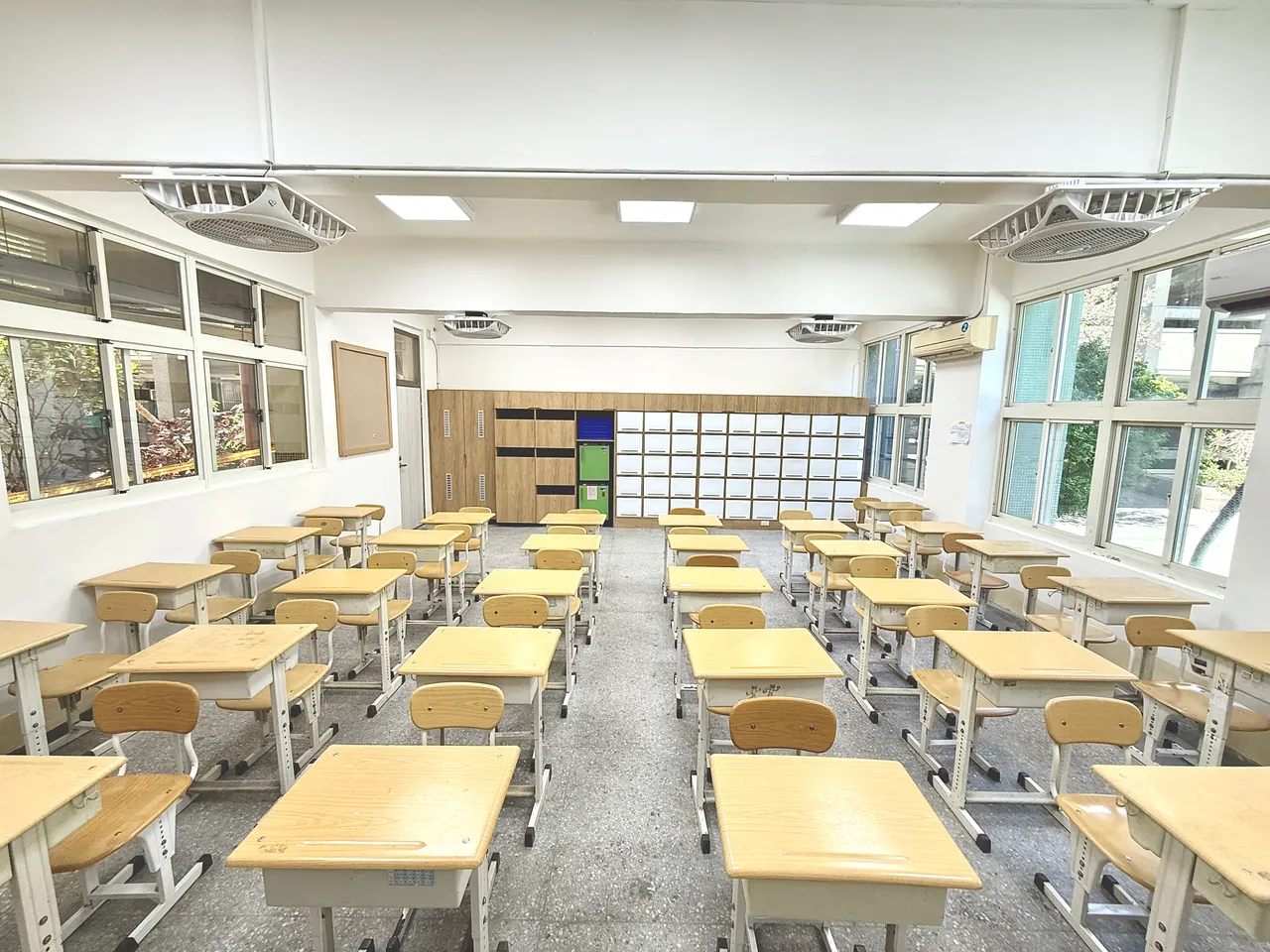 大直高中教室拆除原有天花板及更新燈具。台北市教育局提供