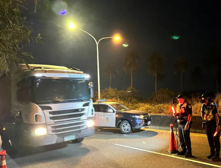屏東東港警分局1月5日起將針對大型貨車違規加強執法。翻攝畫面