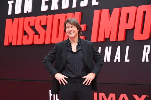 汤姆克鲁斯搭直升机突袭片场　涉水掌镜《星际大战》光剑对决