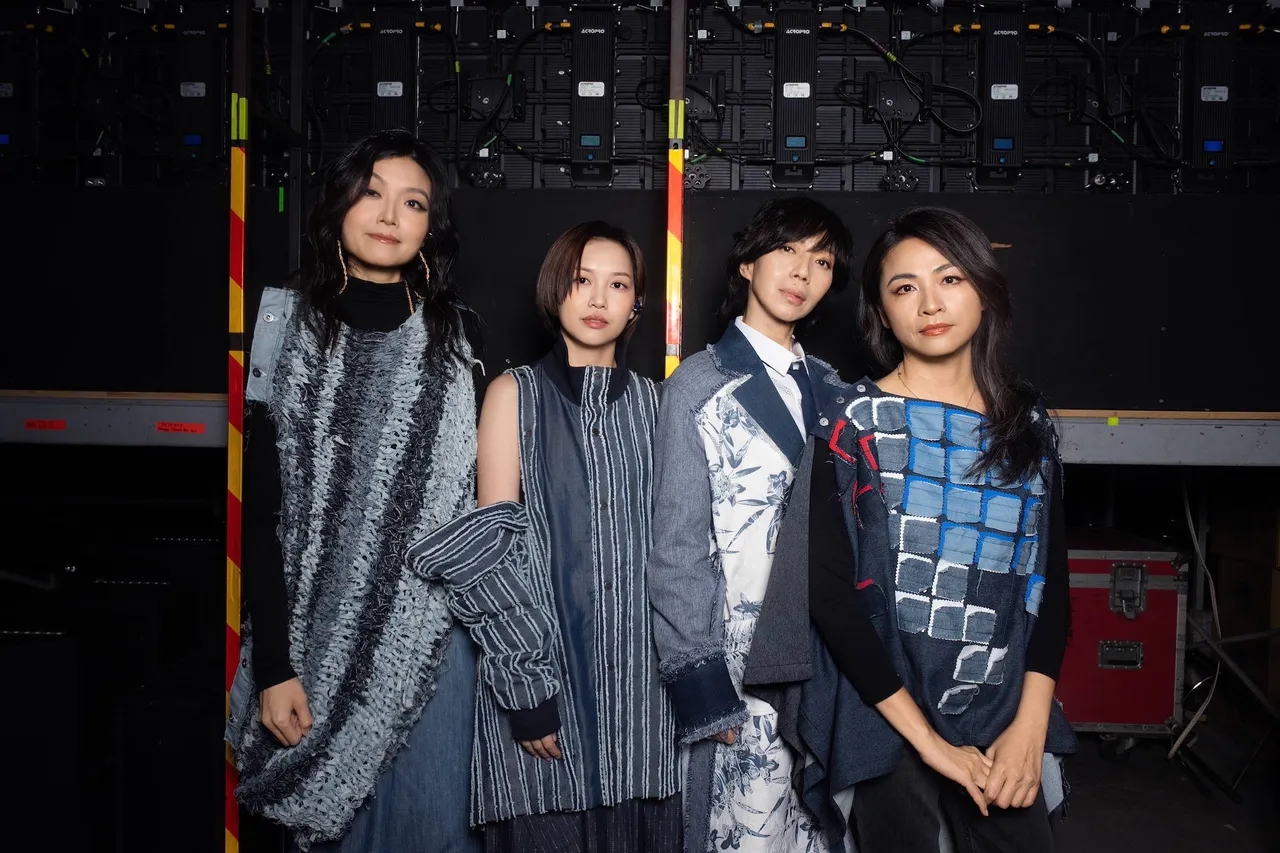 萬芳（右2）和壯女們日前攜手開唱。Legacy Taipei、原點概念提供