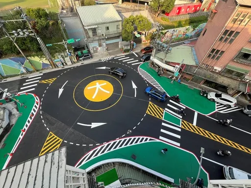 士林「黄圈圈」挨轰没配套　交通局图解：补设引导设施