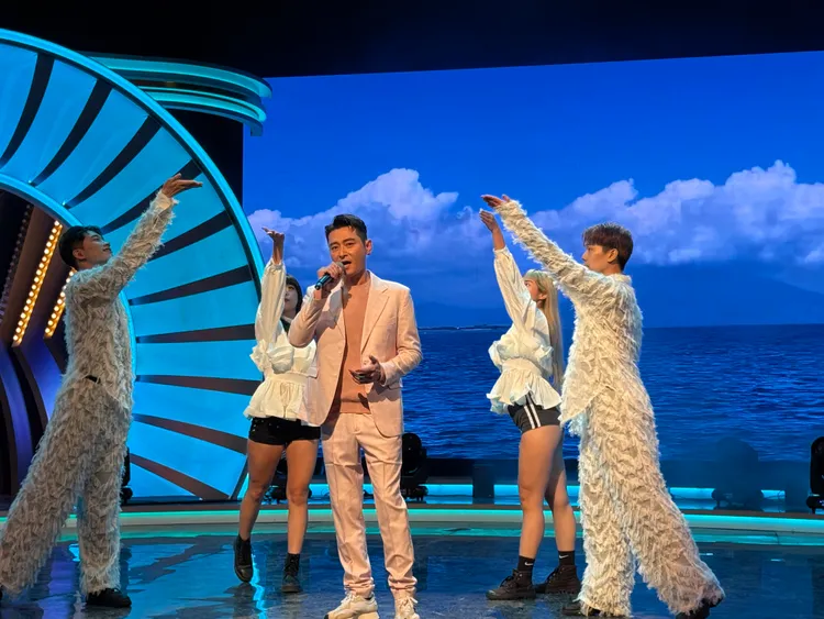 陳冠霖（中）的渾厚唱腔，眾人驚呼神似張學友。華視提供