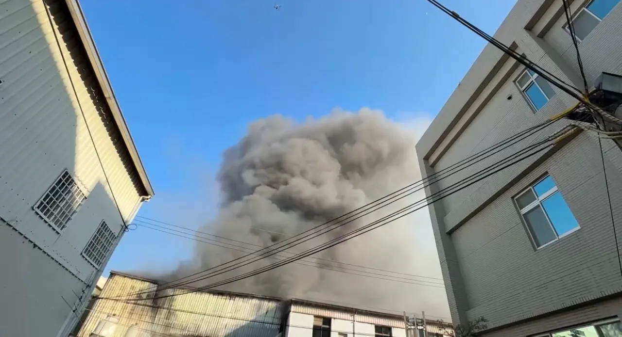 現場火煙不停竄出，數公里外都看得到。民眾提供