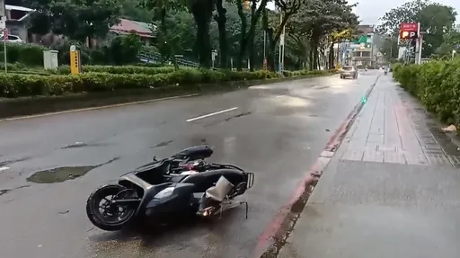 淡水元旦死亡車禍！男騎車等紅燈被撞　疑撞擋風玻璃再滾過車頂墜地傷重不治
