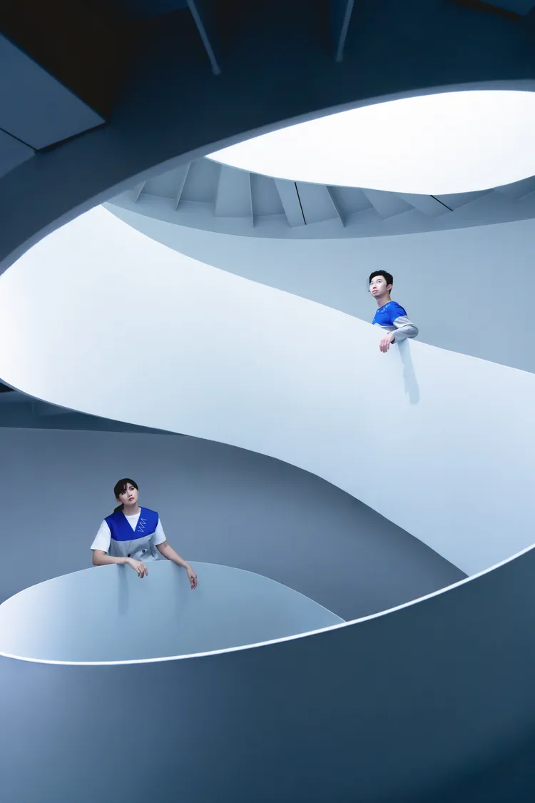 美術館的工作服的活潑感也呼應場館的流動美學。品牌提供