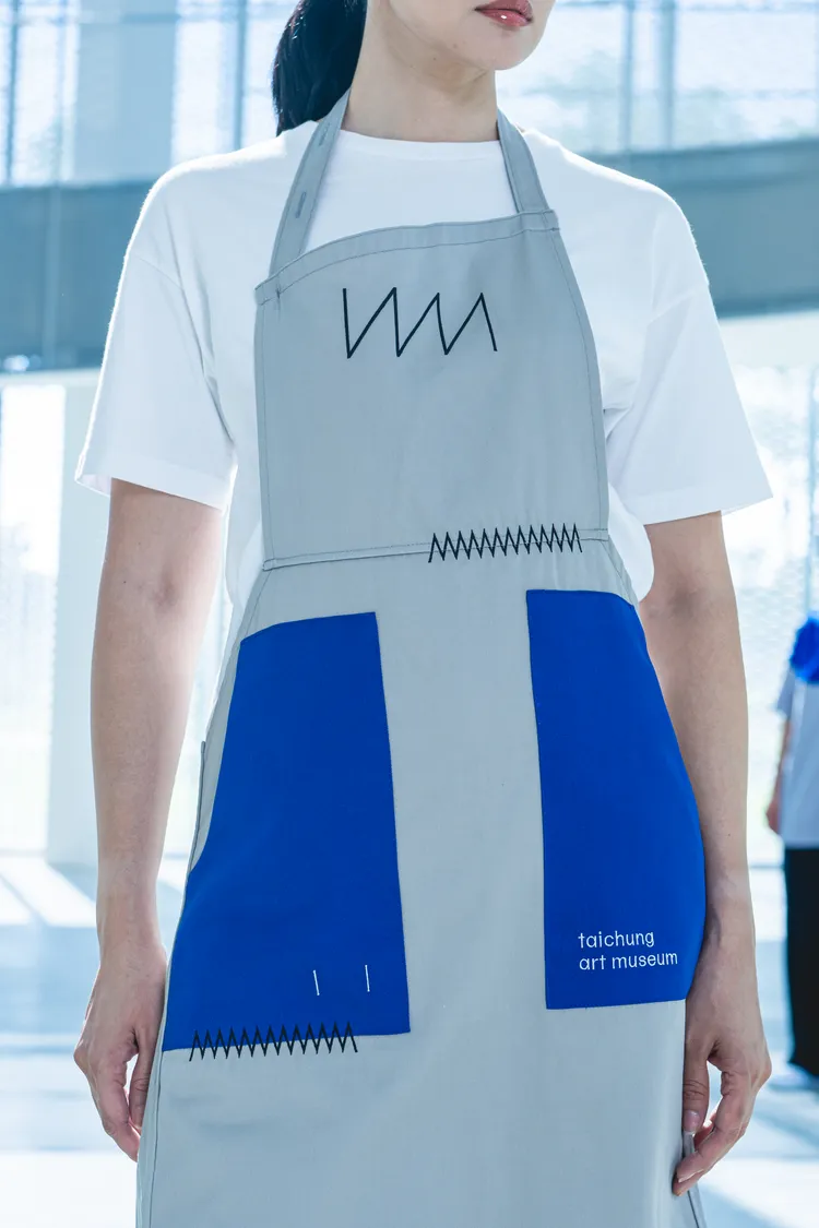 美術館制服同樣加入繪畫線條元素。品牌提供