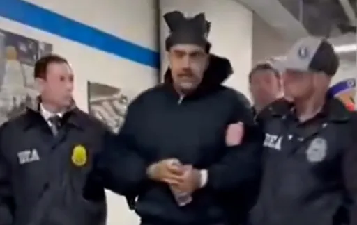 犯人游街！白宫公布「马杜洛上铐押解」影片　他喊了这句话