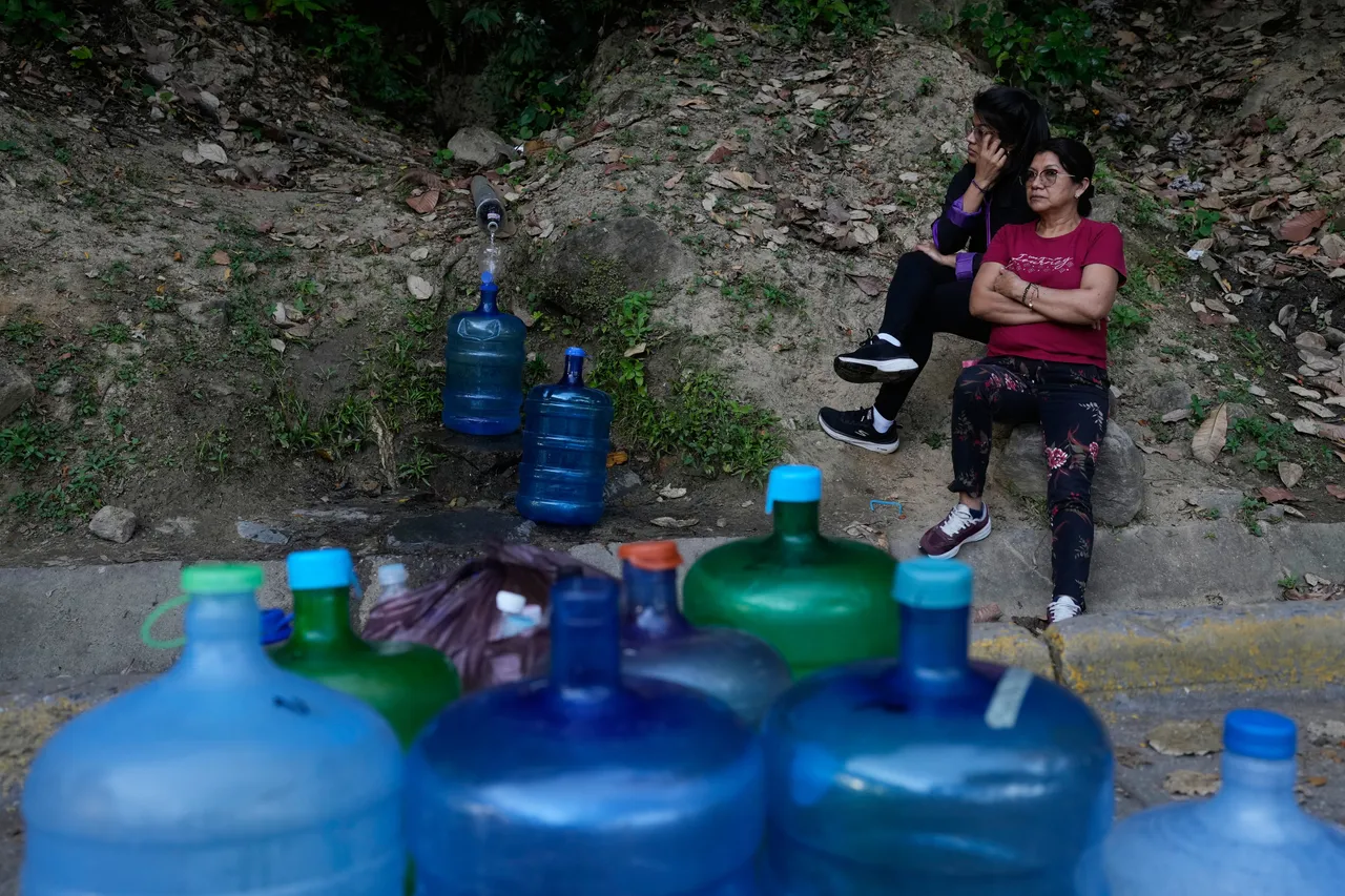 委内瑞拉民生凋蔽，首都卡拉卡斯部分民众的饮水仍须靠山泉水。美联社