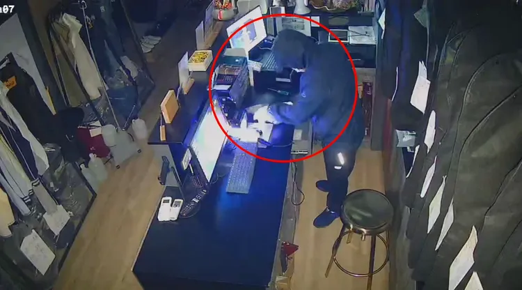 店家發現竊賊只鎖定櫃台POS機行竊，並沒有翻箱倒櫃，疑似有勘查過地形且手法老練，很可能是一名40至50歲的慣竊。店家提供