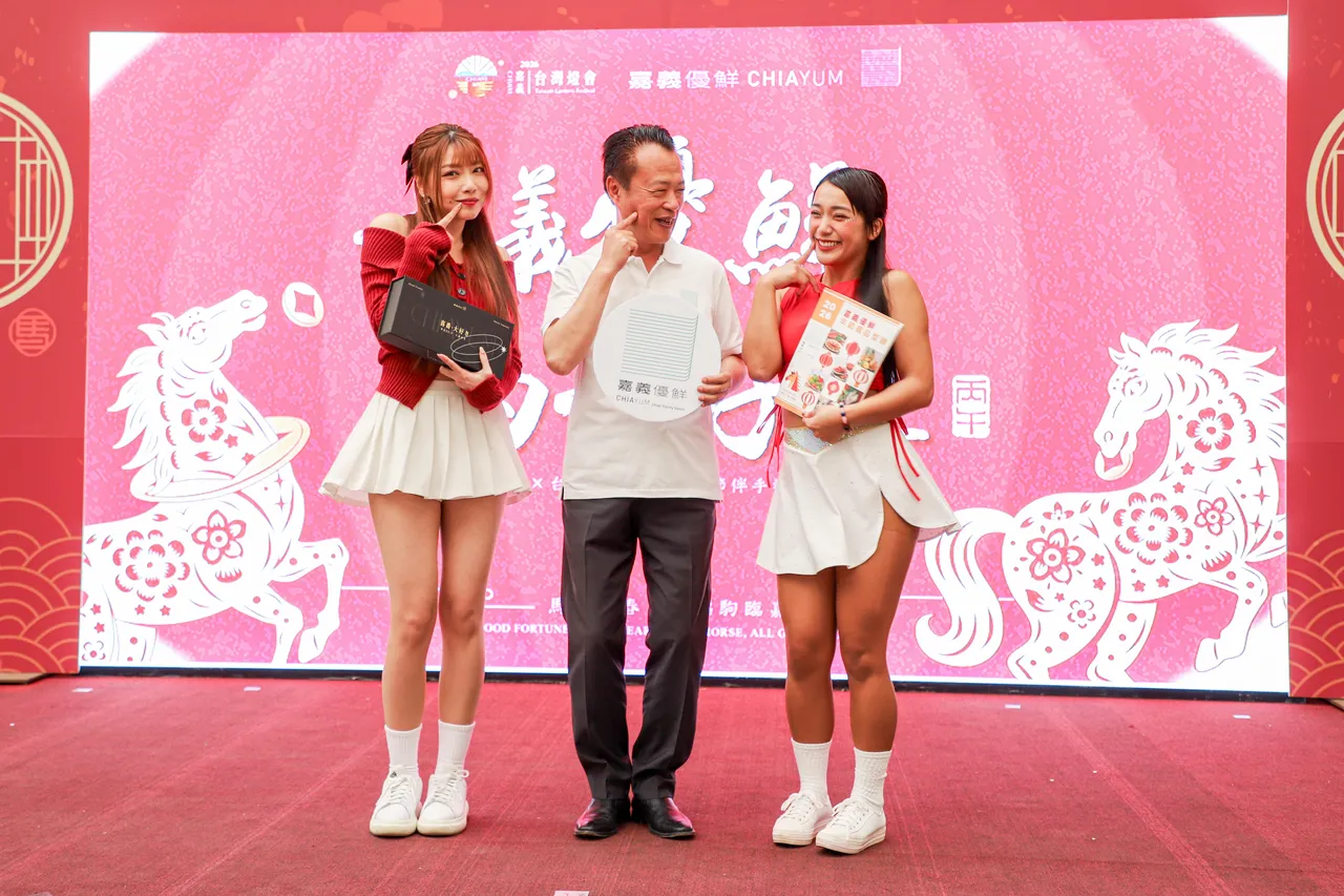 嘉義縣長翁章梁「撩落去」，與中職啦啦隊女孩跳「撒嬌舞」賣力行銷。嘉縣府提供