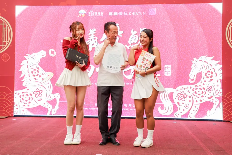 嘉義縣長翁章梁「撩落去」，與中職啦啦隊女孩跳「撒嬌舞」賣力行銷。嘉縣府提供