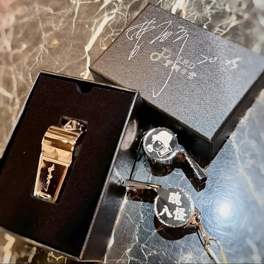 限量紀念哨子印有Q版曹西平頭像、簽名、「醜八怪」字樣等。翻攝Jeremy穿洞日常臉書