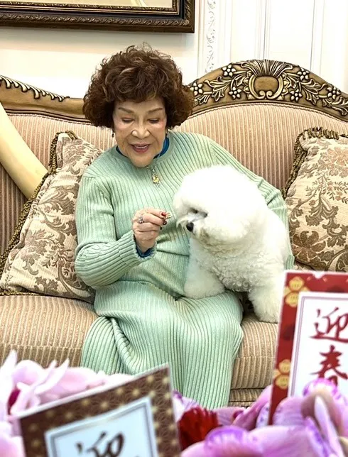 甜甜愛和周遊撒嬌。李朝永提供