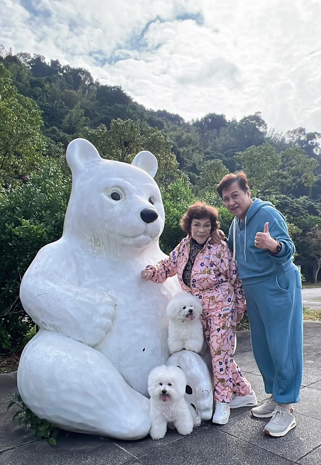 李朝永和周遊帶著兩隻愛犬散步。李朝永提供