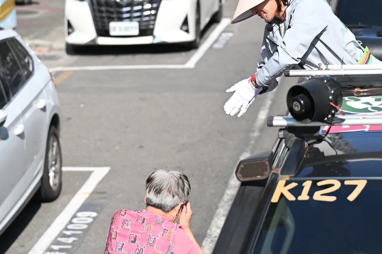 鄉親前來為邱議瑩送暖、打氣，甚至落淚，讓邱深受感動。翻攝畫面