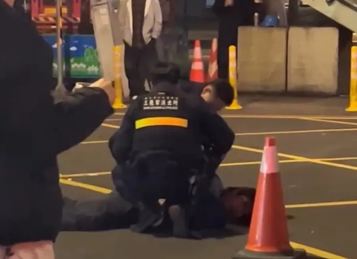 夜店男子醉後街上脫序，警員過肩摔壓制。翻攝自Threads@_aerisxooo9