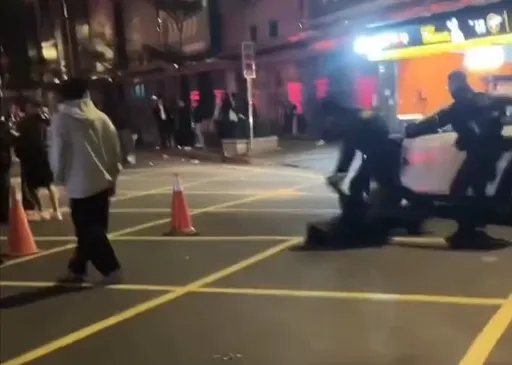 被夜店驱赶！脱序男客袭警反被过肩摔制伏　目击路人高喊「好帅」