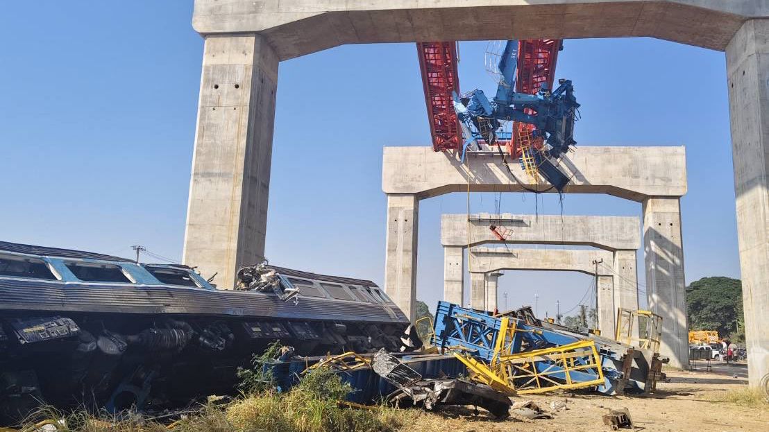 泰國高速鐵路工地起重機倒塌砸中列車 已知至少22死