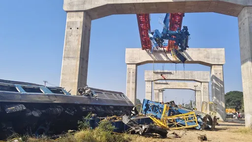 泰國高速鐵路工地起重機倒塌砸中列車　已知至少22死