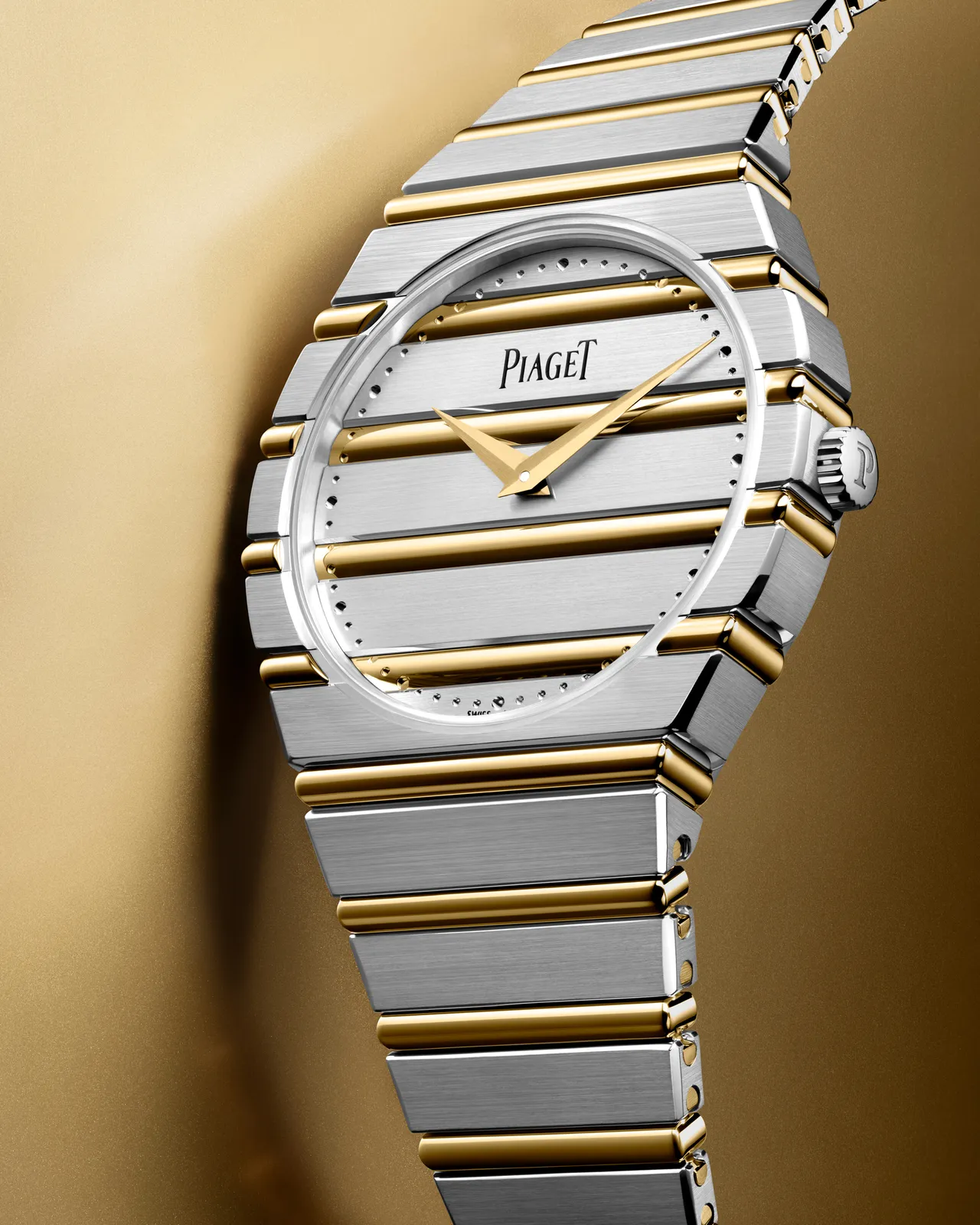 PIAGET Polo 79系列 Two-Tone 雙金自動上鍊超薄腕錶，38mm，18K白金錶殼點綴拋光打磨18K黃金浮凸條紋，18K白金點綴拋光18K黃金浮凸條紋錶盤&錶帶，1200P1自動上鍊超薄機械機芯，動力儲存約44小時，防水深度50米，294萬元。品牌提供