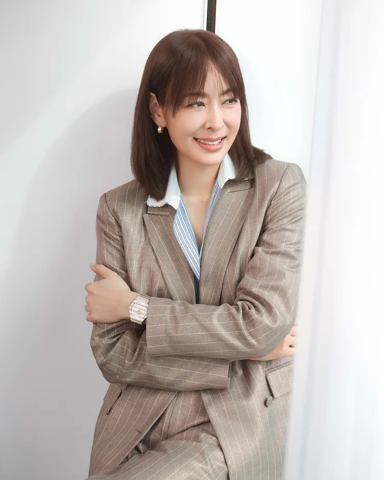 台北101董事長賈永婕，也戴上伯爵全新Polo79系列Two-Tone雙金自動上鍊超薄腕錶。品牌提供