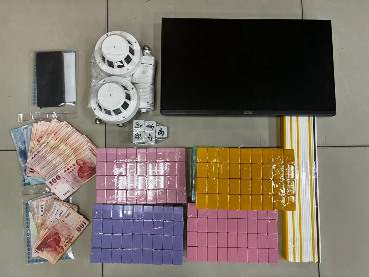 龍山所於現場查扣證物。翻攝畫面