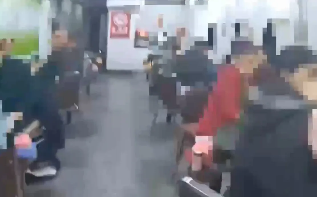 龍山所進入賭場蒐證。翻攝畫面