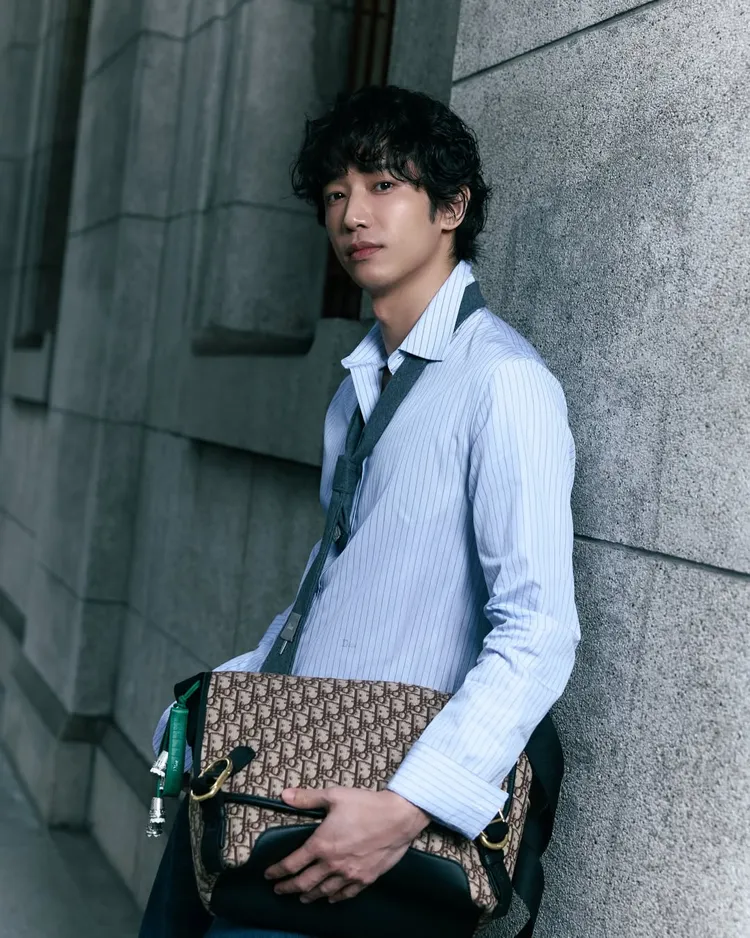 劉以豪穿著Dior 2026夏季時裝系列搭配Dior Jett包款與Saltwind鞋款。翻攝ryu19860812 IG