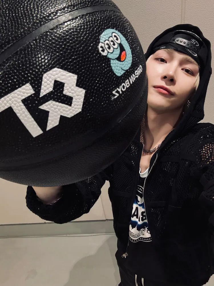 NICHOLAS（王奕翔）平時喜歡打籃球，投球姿勢獲得主播讚賞。翻攝&TEAM Weverse