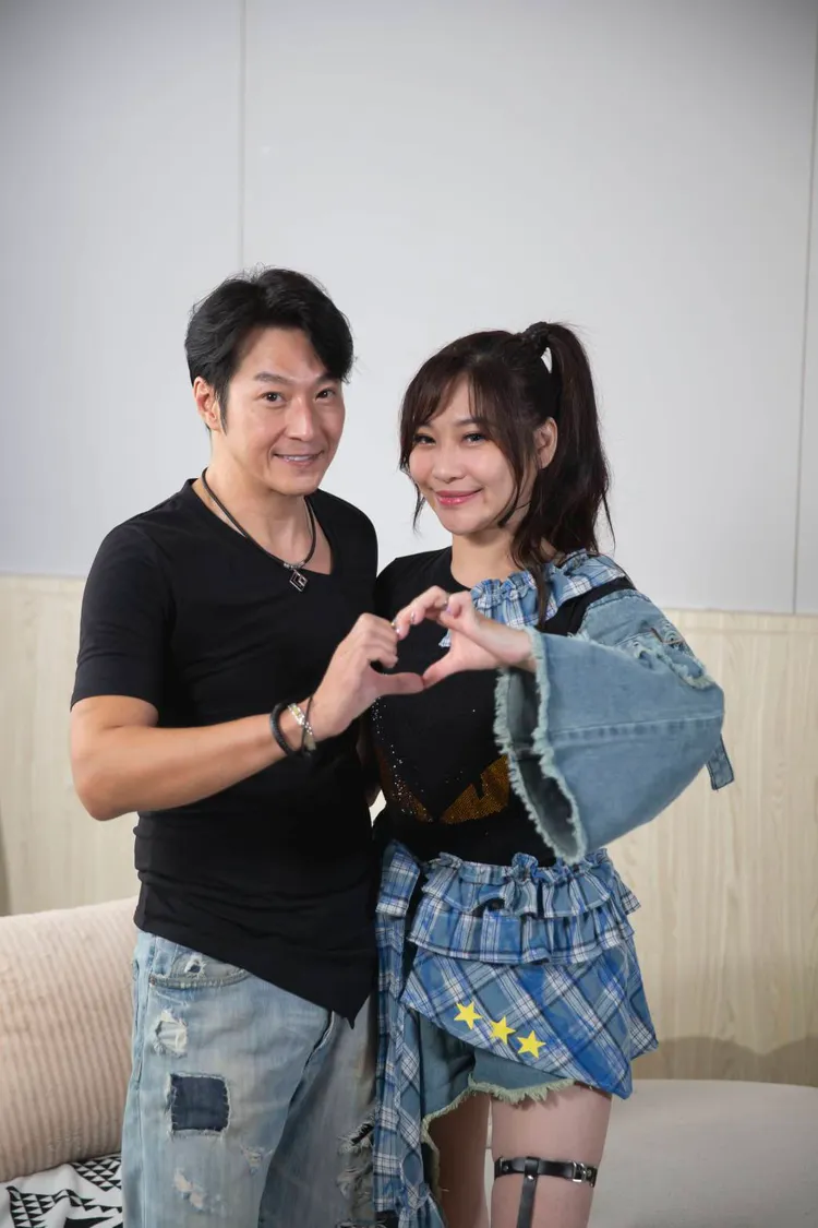 紫君（右）身為劉德華鐵粉，示愛偶像之作邀來神似華仔的男星沂偉擔綱男主角。欣代唱片x紫君提供